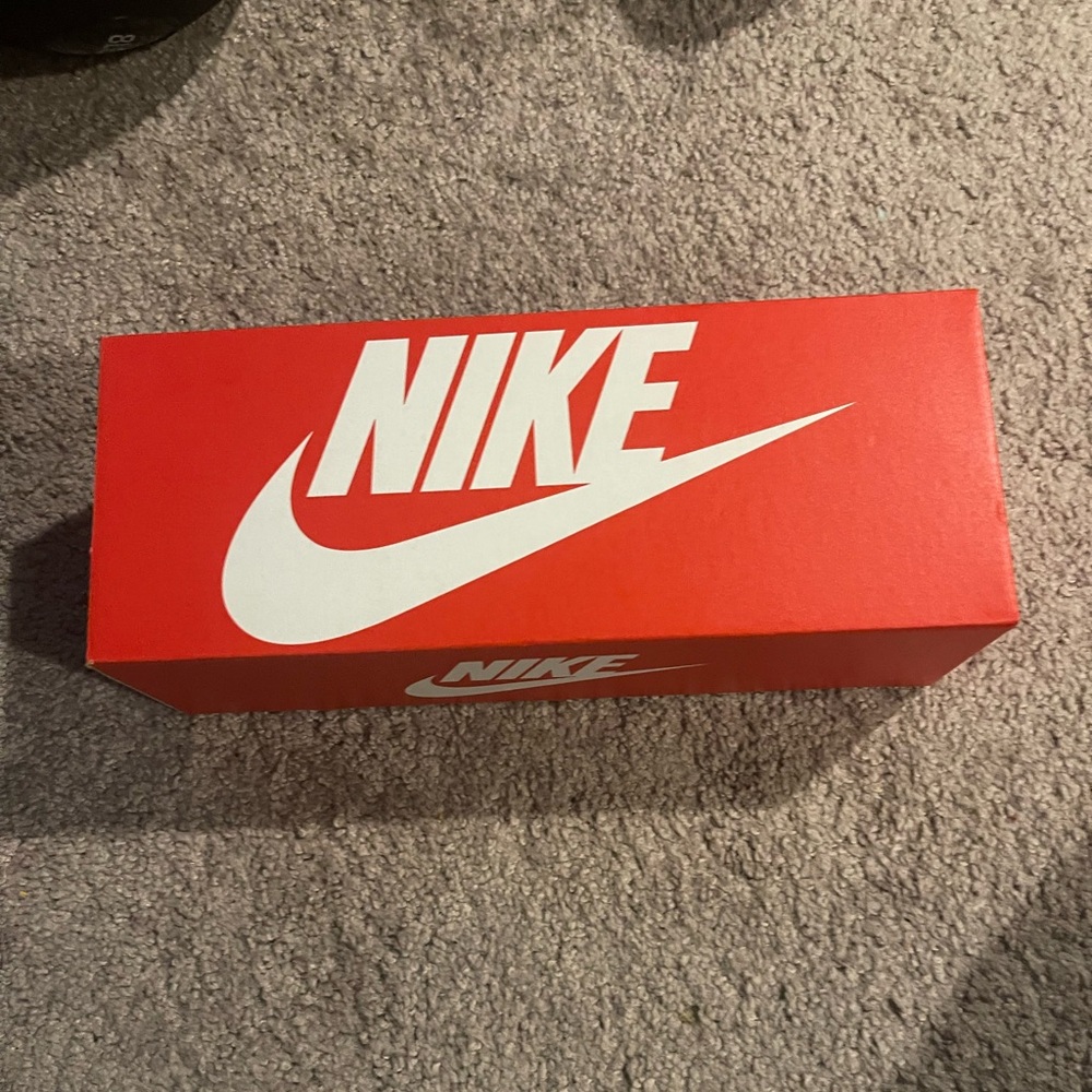 Nike Black Textured Flip Flops with white swoosh size 7 new with tag. - Picture 4 of 4